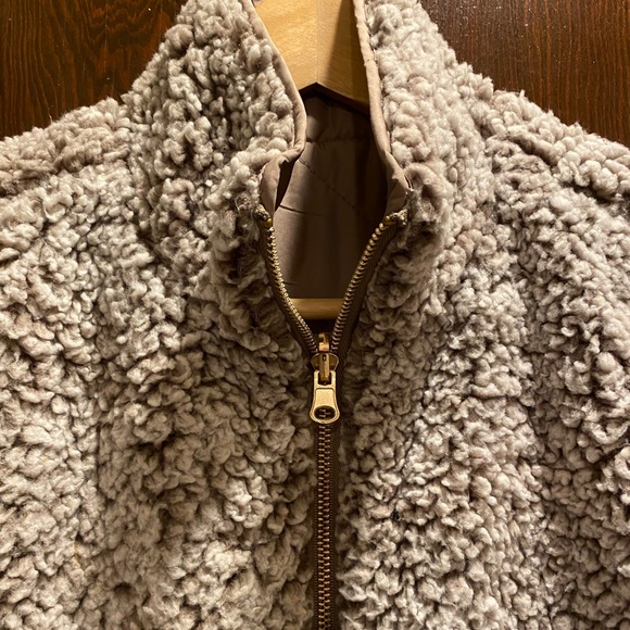 Thread and Supply Reversible Quilted and Sherpa Lined Vest - Picture 7 of 10